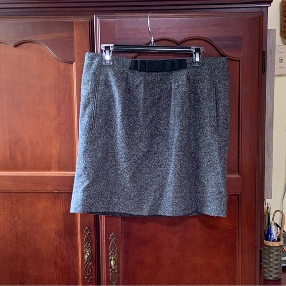 Ann Taylor Loft Gray tweed midi skirt with bow in front and front pockets. 10 - Picture 1 of 3